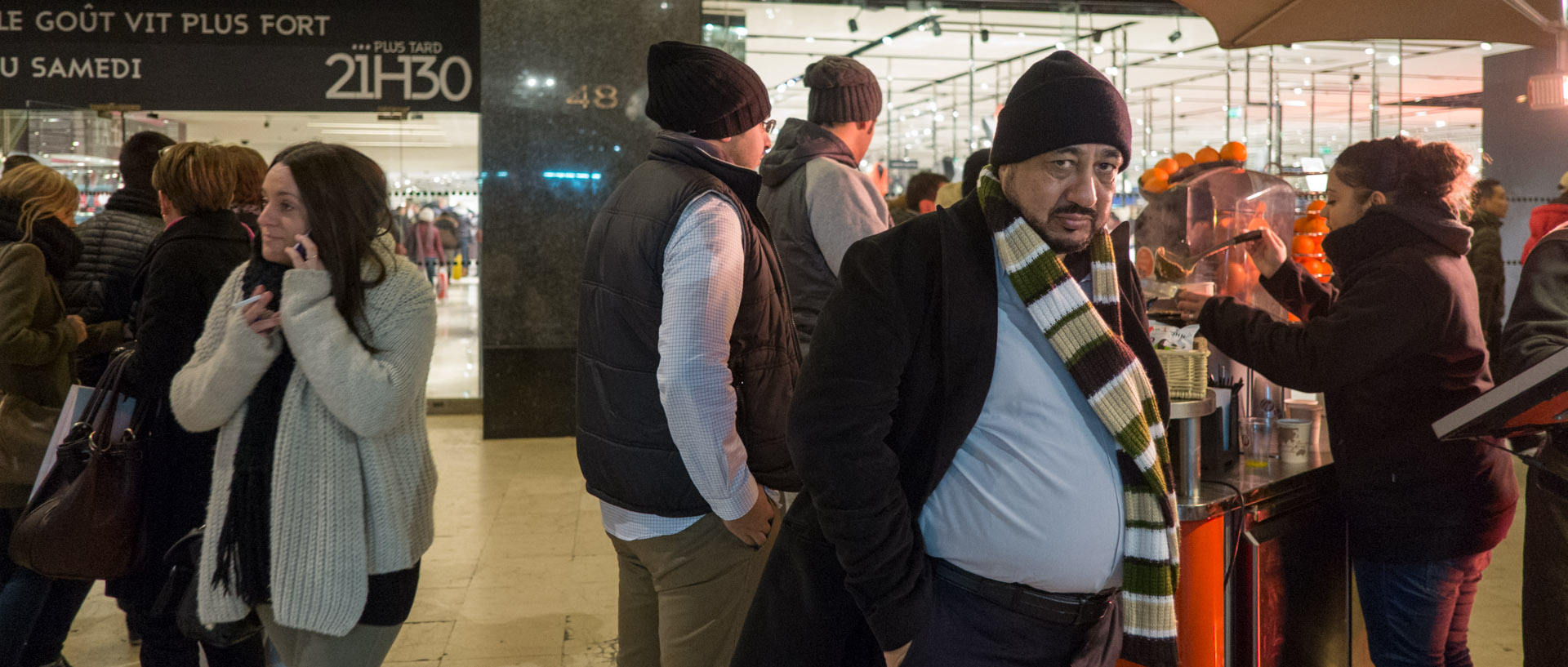 Touristes devant les Galeries Lafayette, boulevard Haussmann, à Paris.