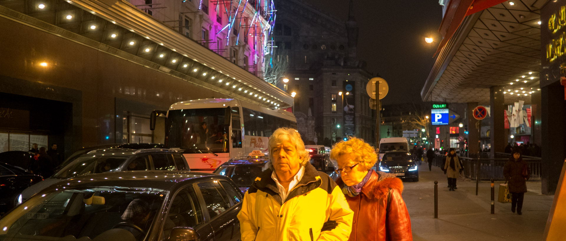 Couple devant les Galeries Lafayette, rue Mogador, à Paris.