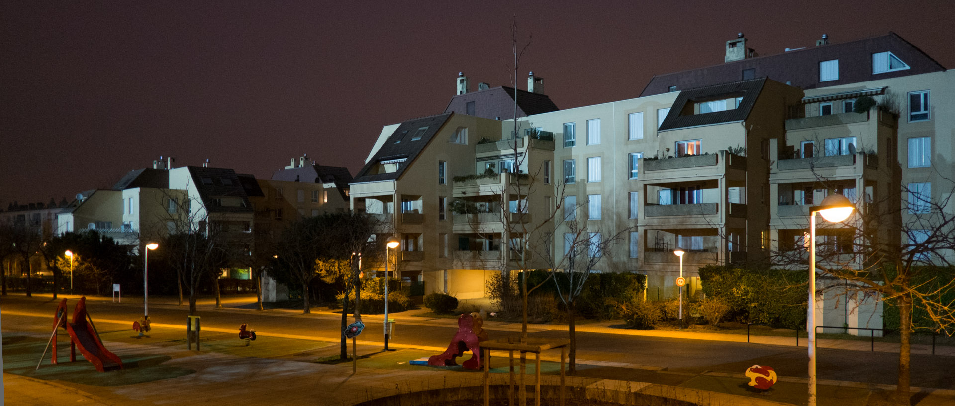 La cité des Damades éclairée par le chantier de reconstruction du centre Leclerc, à Nanterre.