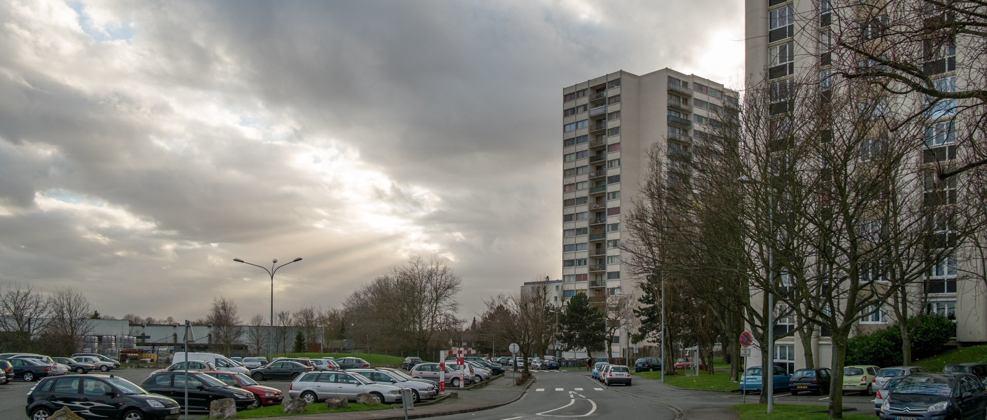 Nuages sur des immeubles, rue de Normandie, à Mons en Baroeul.