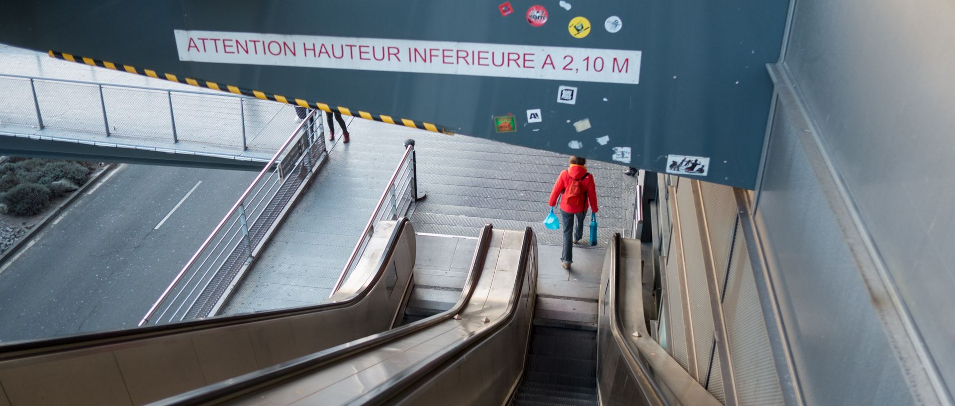 Escalator sur une coursive, à Euralille.