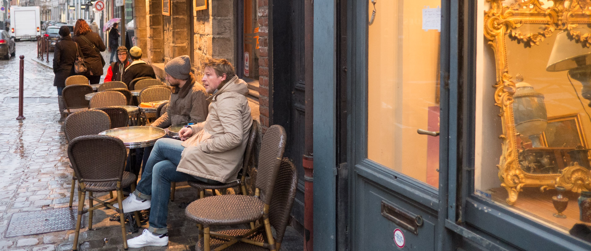 En terrasse malgré la pluie, rue Basse, à Lille.