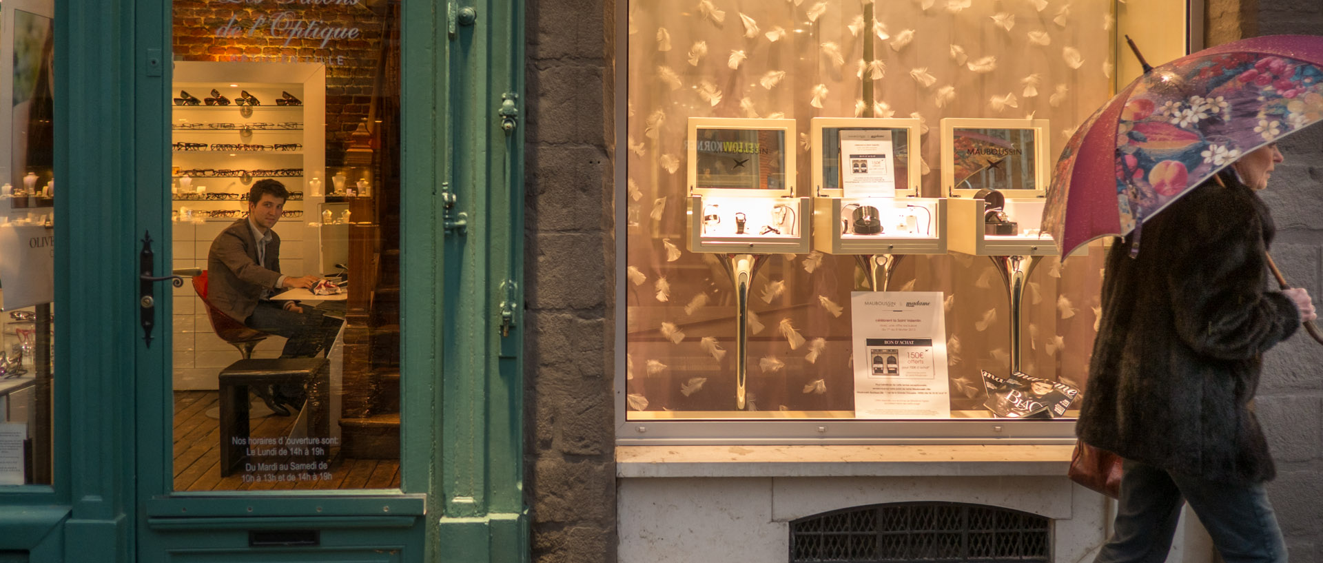 Vendeur dans sa boutique, rue Lepelletier, à Lille.