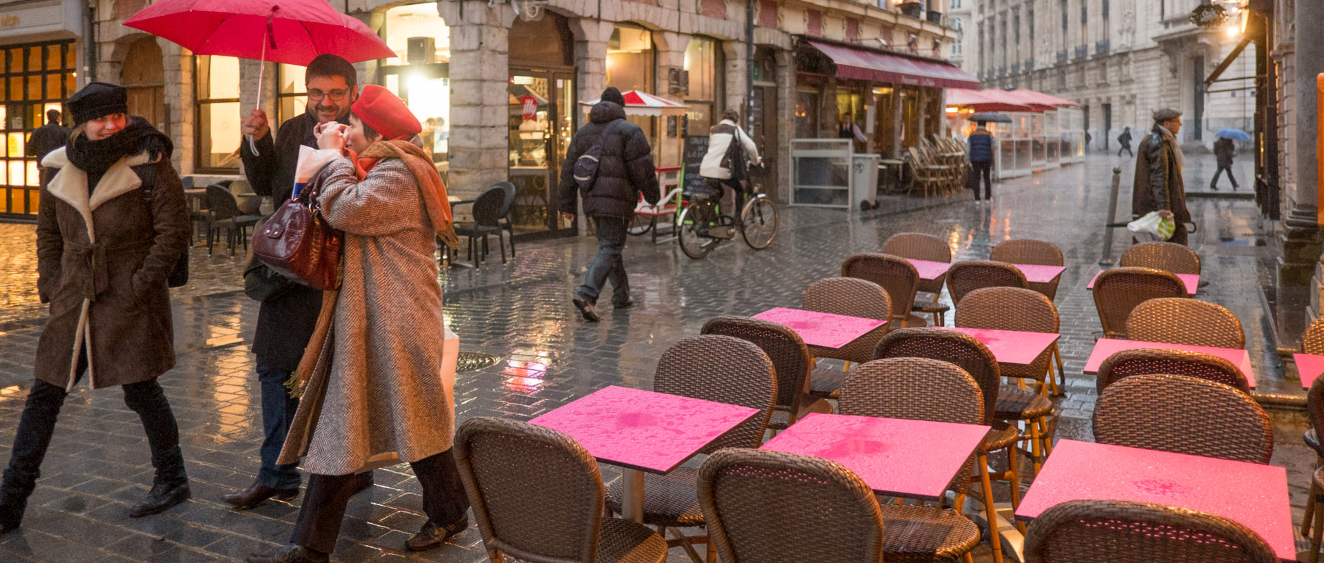 Passants sous la pluie, rue des Sept Agaches, à Lille.