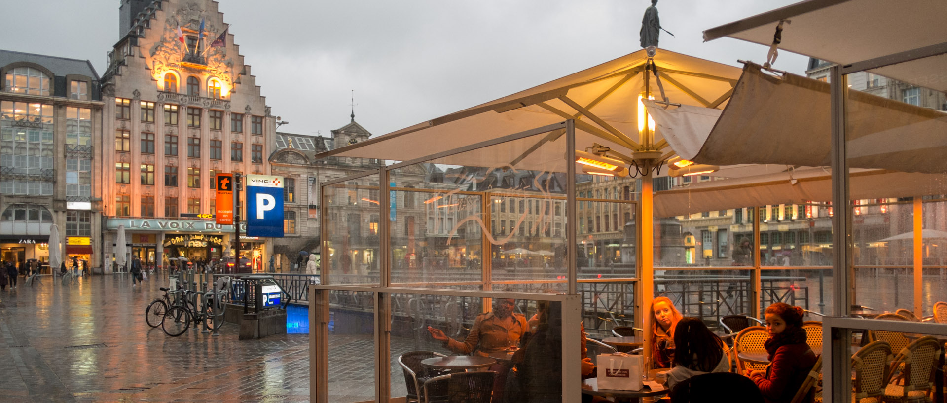 Sous une terrasse couverte, place du Général-de-Gaulle, à Lille.