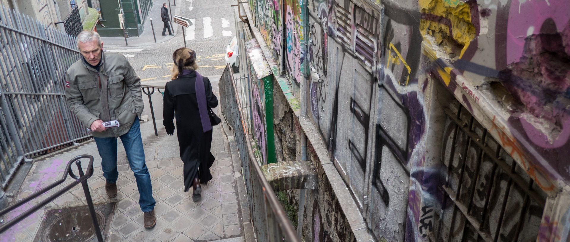 Passants dans les escalier de la rue Drevet, à Montmartre, a Paris.