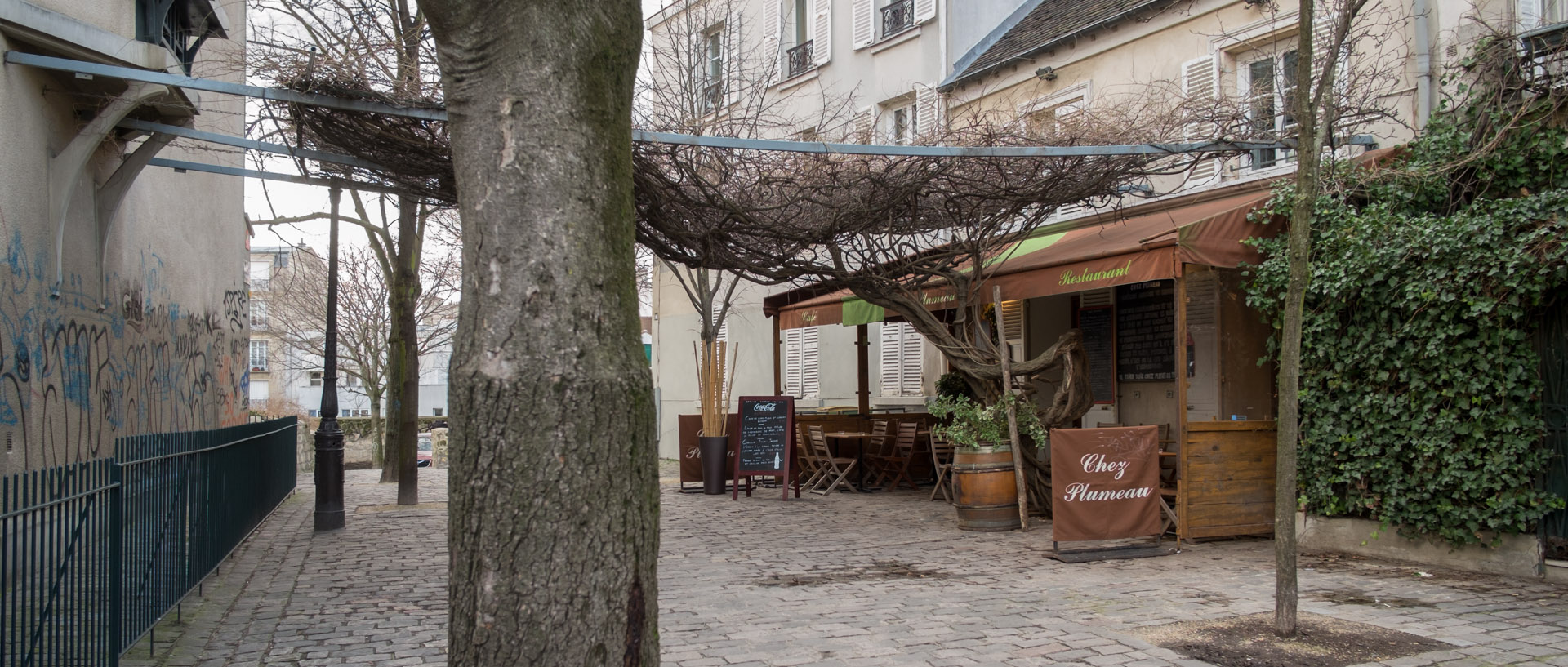 Le restaurant Chez Plumeau, place du Calvaire, à Montmartre, à Paris.