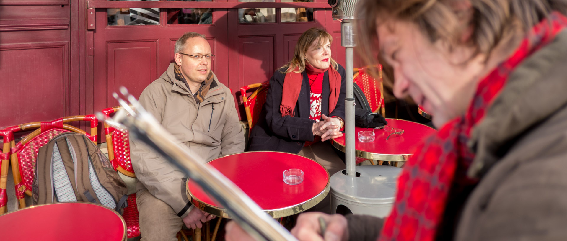 Dessinateur réalisant le portrait d'un touriste, place du Tertre, à Paris.