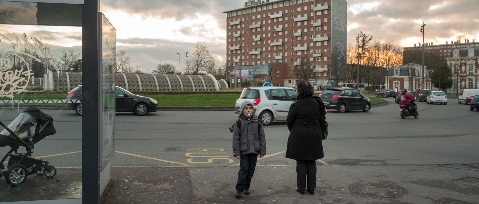 Enfant faisant une bulle de chewing gum, porte des Postes, à Lille.