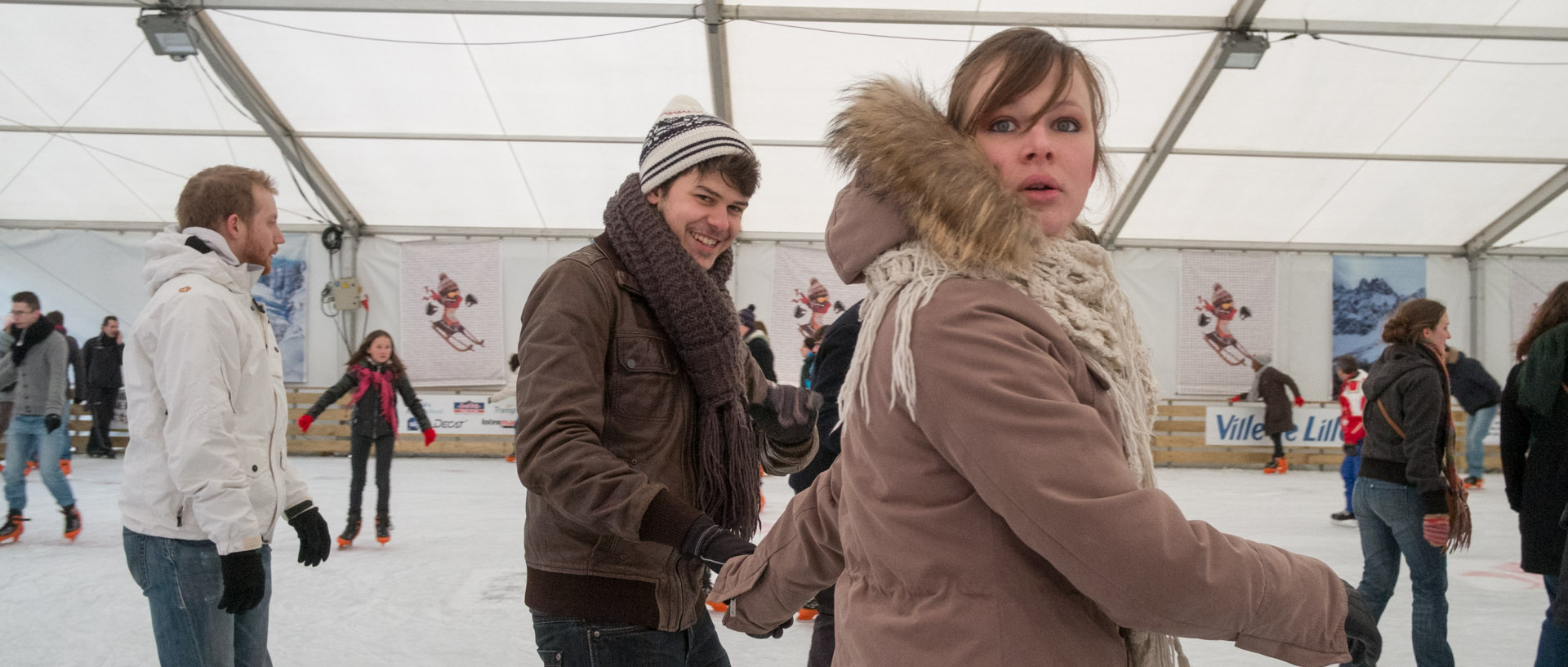 Couple de patineurs, patinoire de Lille neige, à la gare Saint-Sauveur, à Lille.