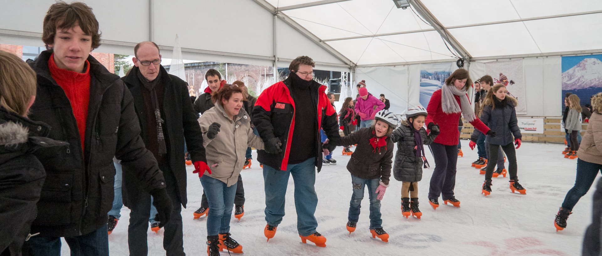 Patinage en famille, sur la patinoire de Lille neige, à la gare Saint-Sauveur, à Lille.