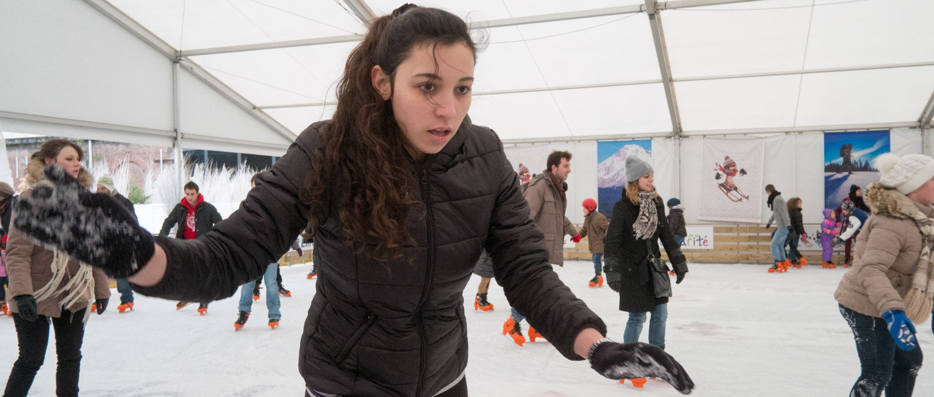 Patineuse effrayée sur la patinoire de Lille neige, à la gare Saint-Sauveur, à Lille.