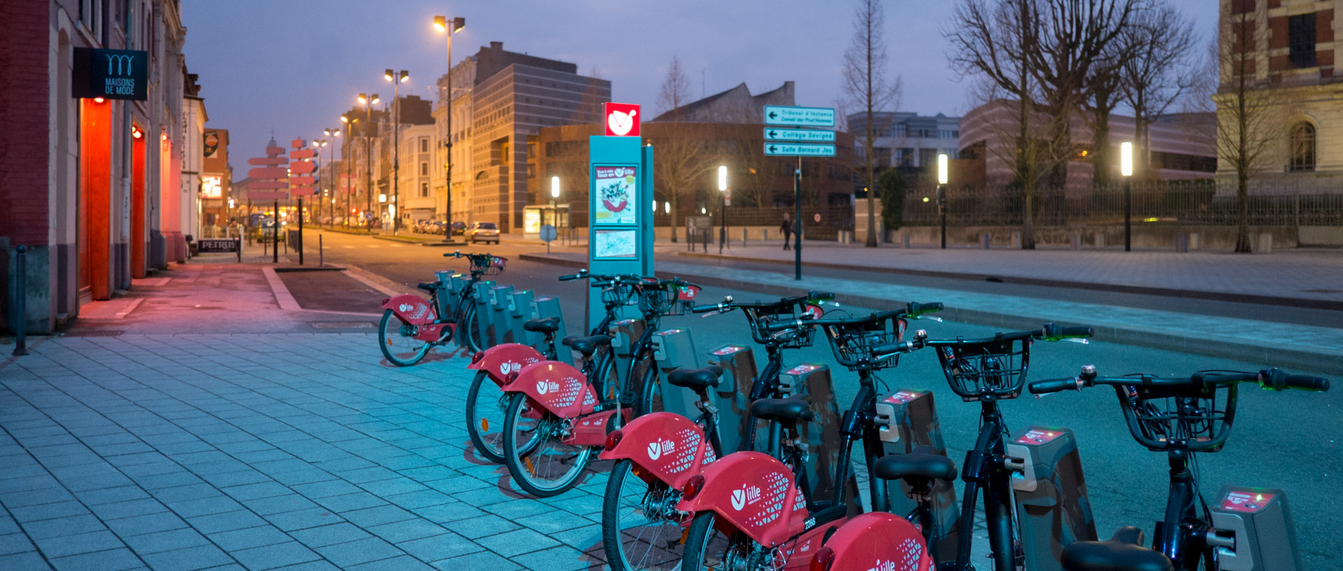 Station de V Lille, avenue Jean-Baptiste-Lebas, à Roubaix.