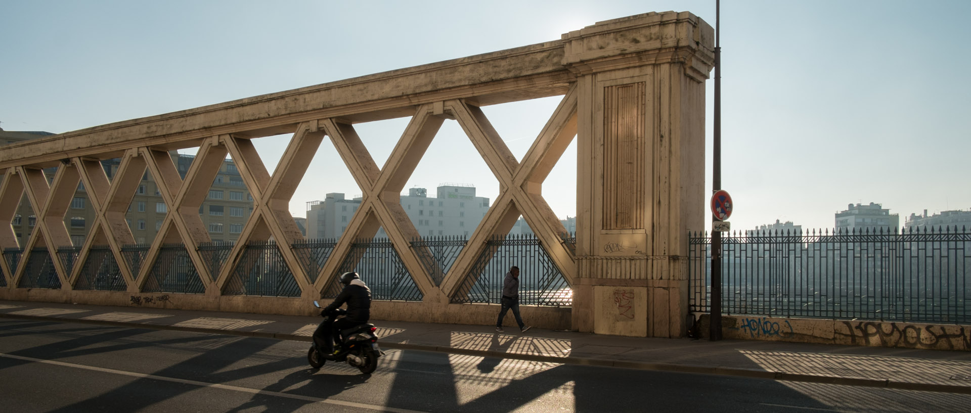 Pont de chemin de fer, rue Lafayette, à Paris.