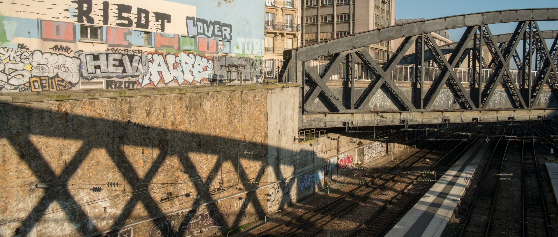 Pont de chemin et ombre d'un autre pont, rue Lafayette, à Paris.