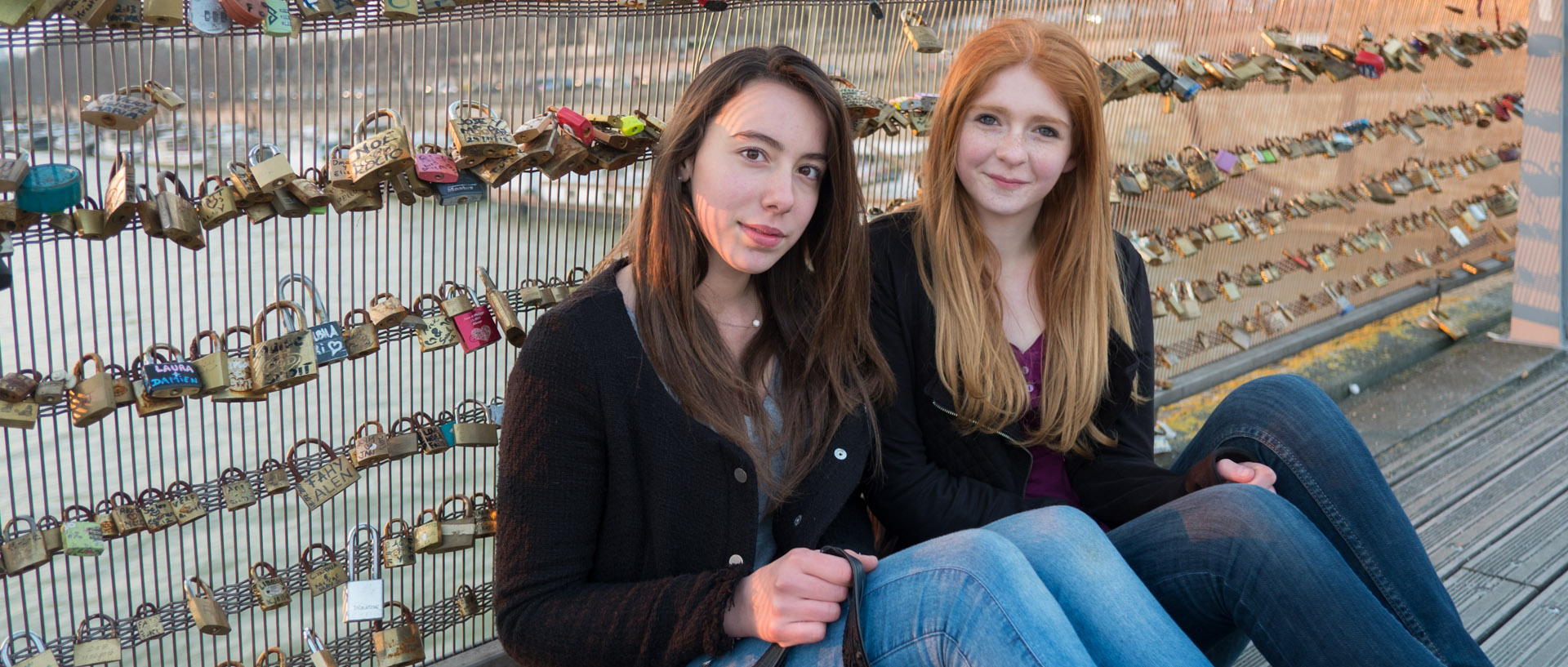 Jeunes filles, passerelle Solférino, à Paris.