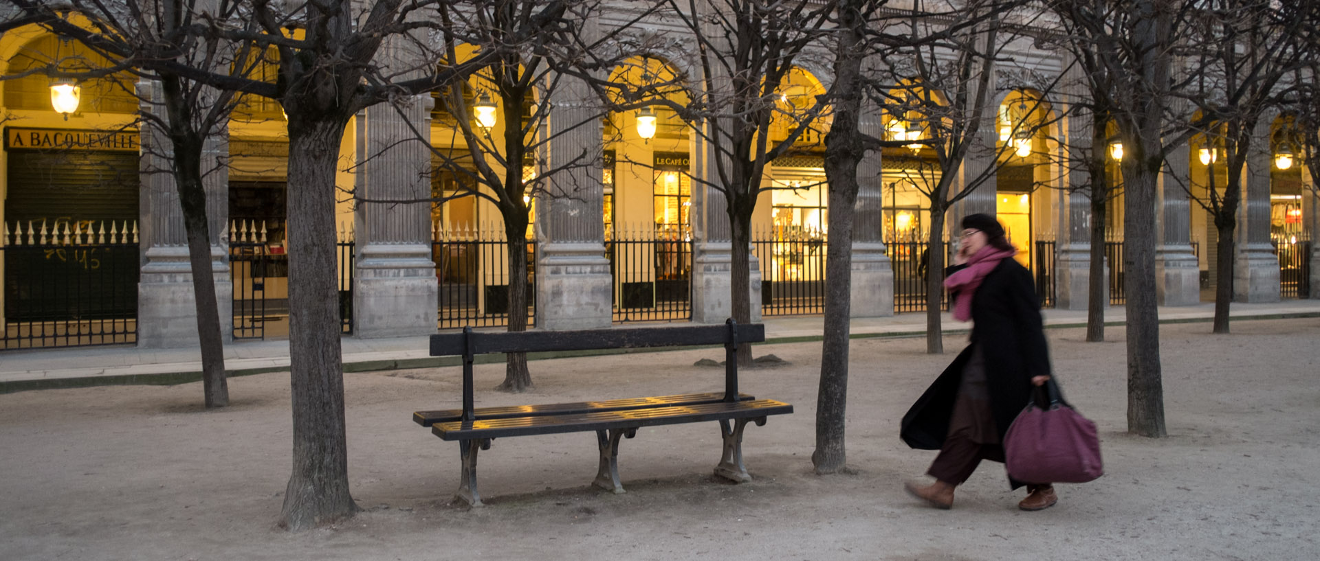 Passante, jardin du Palais Royal, à Paris.