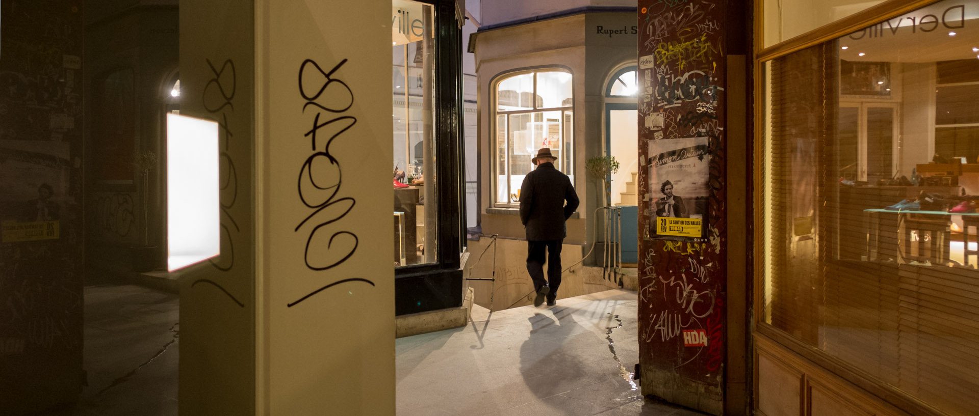 Passant, passage des 2 pavillons, à Paris.