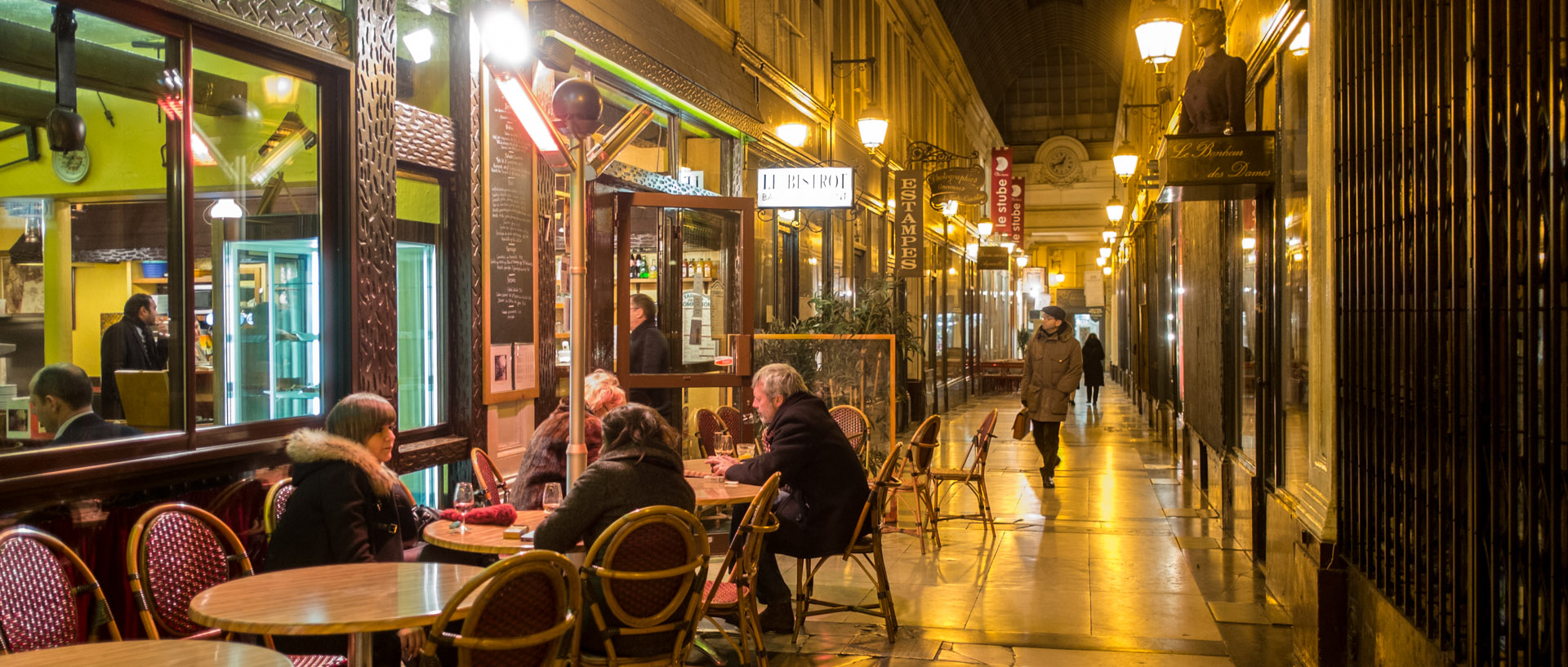 En terrasse, passage Verdeau, à Paris.