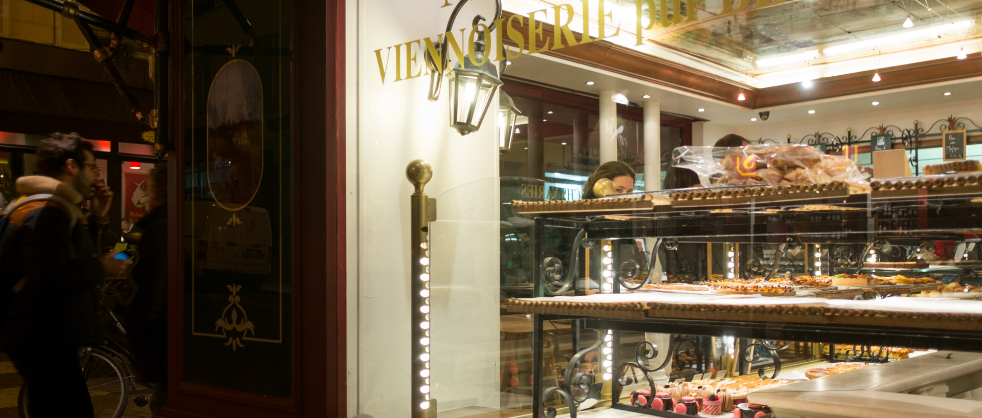 L'oeil sur la pâtisserie, rue des Martyrs, à Paris.