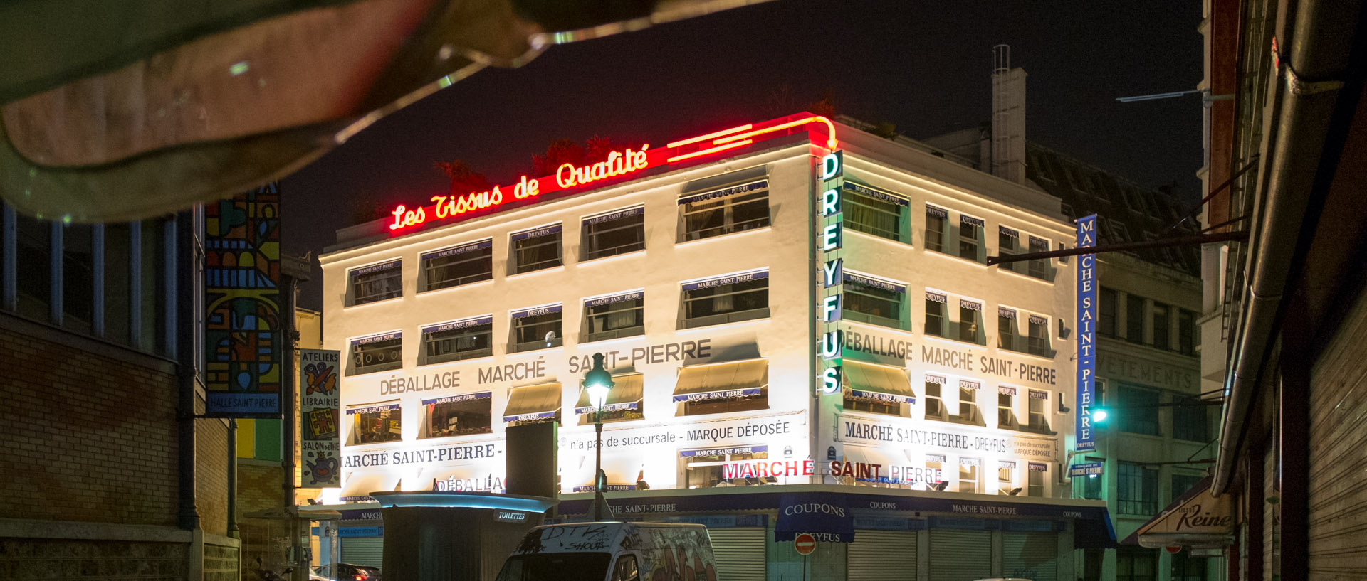 Le marché Saint-Pierre, à Paris.