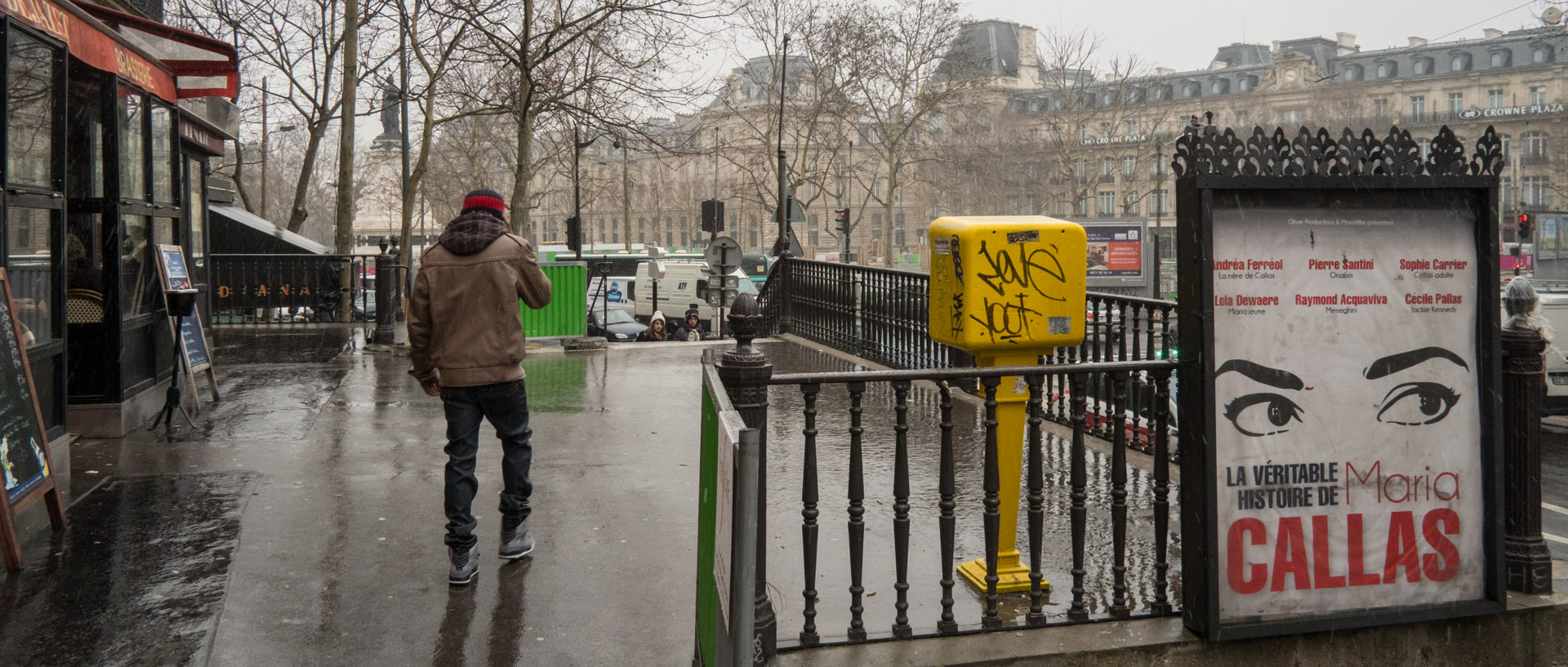 Affiche pour un spectacle, boulevard du Temple, à Paris.