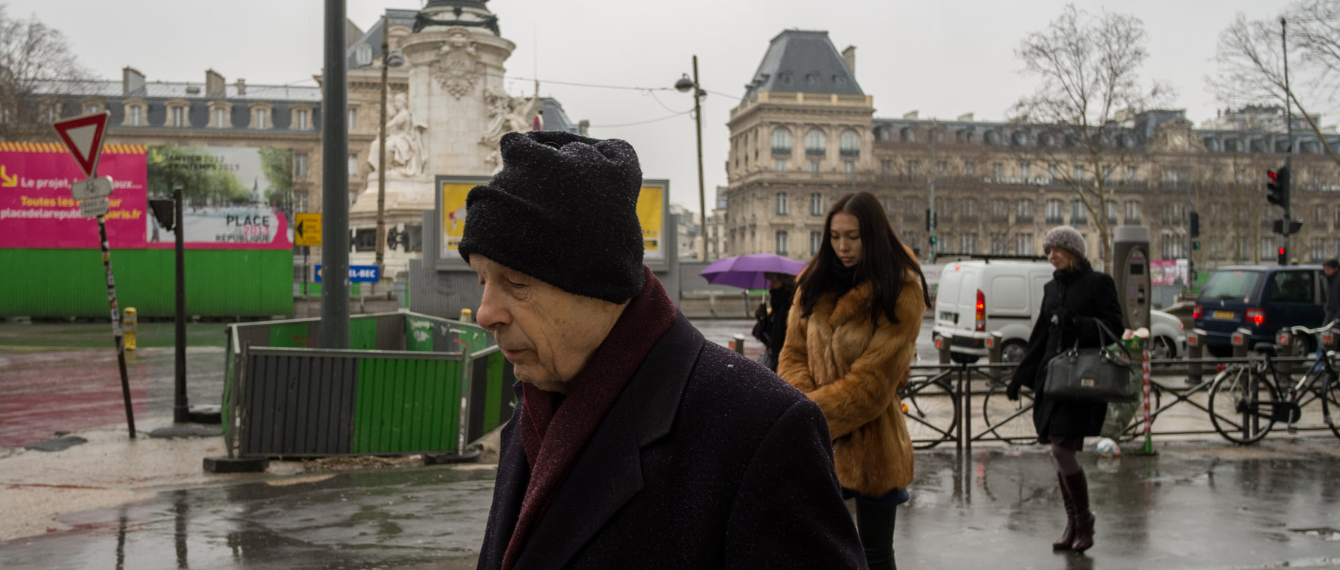 Vieil homme, place de la Répblique, à Paris.