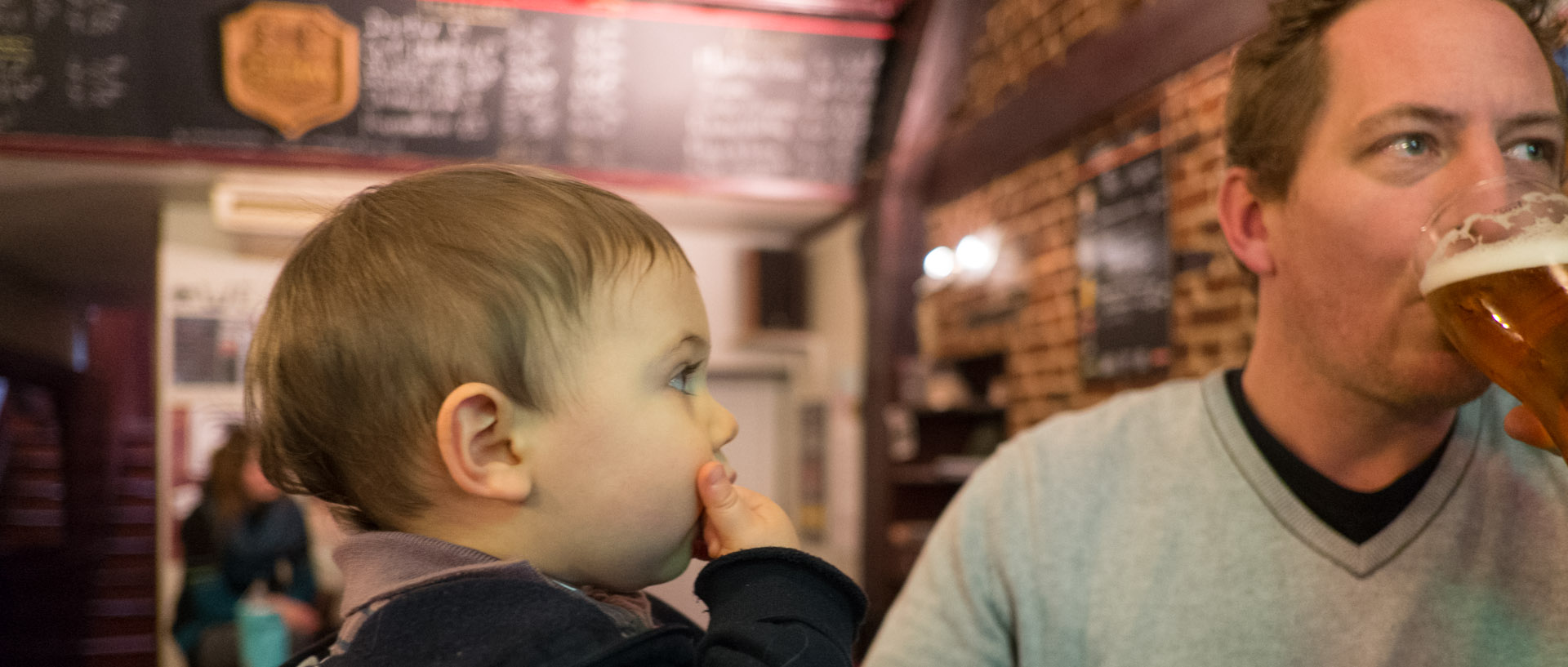 Petit enfant et son père, à l'Absurde, à Lille.