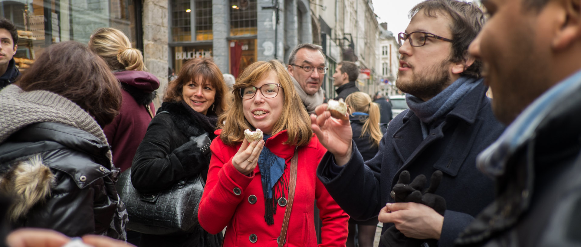 Dégustation de gâteaux, rue de la Monnaie, à Lille.