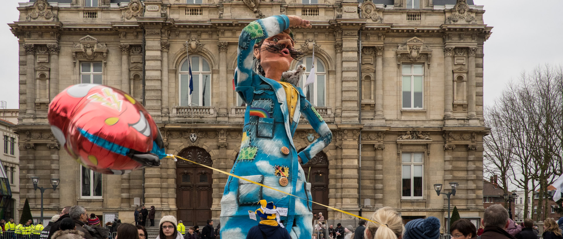 Géant devant la mairie de Tourcoing, pendant le week-end Géant.