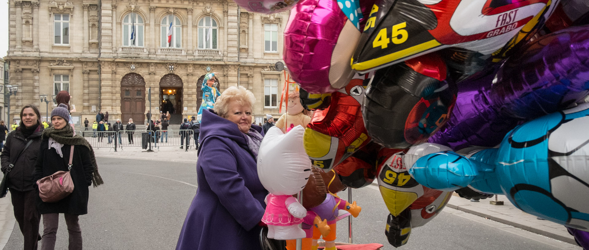 Marchande de ballons après le défilé des géants, du week-end Geant, à Tourcoing.