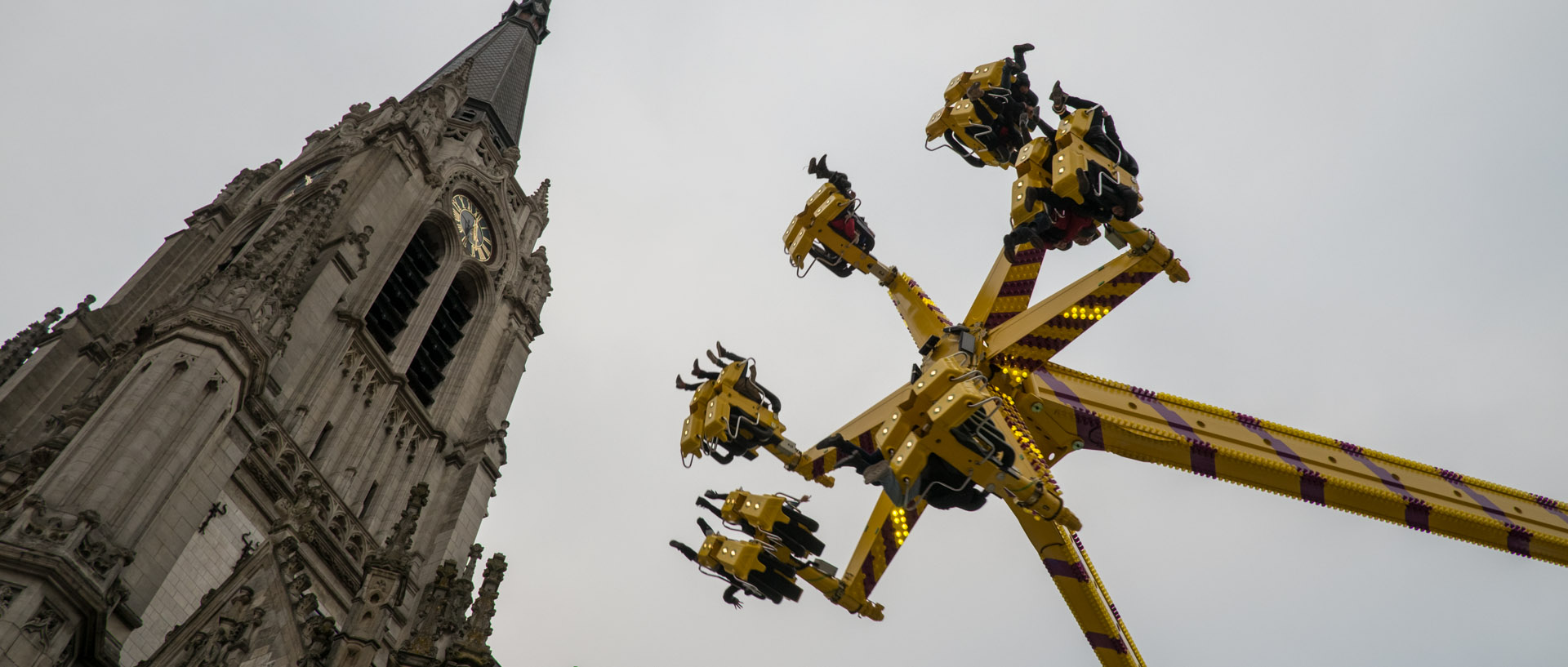 Manège devant l'église Saint-Christophe, pendant le week-end Géant, à Tourcoing.