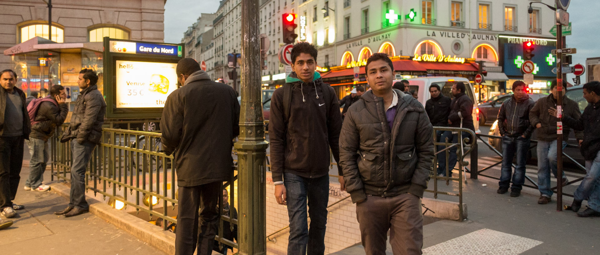 Deux hommes sortant de la station de métro Gare du Nord, à Paris.