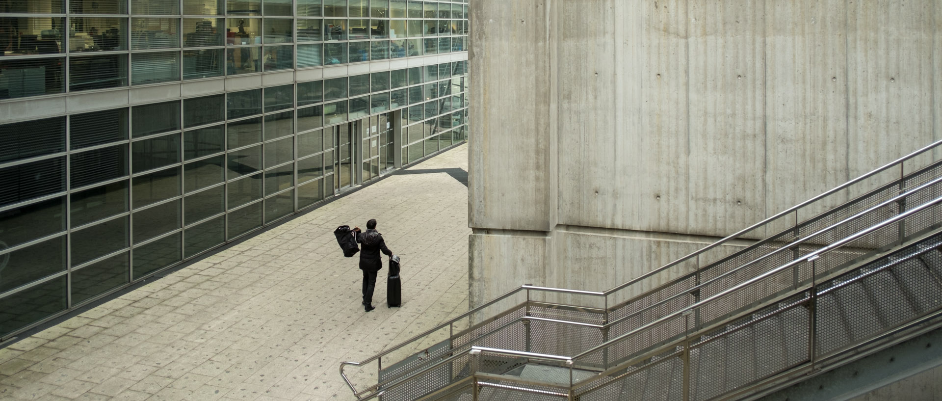 Homme avec ses bagages arrivant à la gare de Lille-Europe.