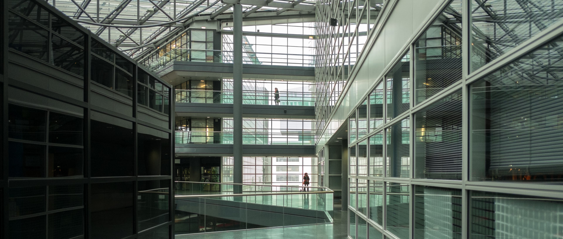 Intérieur d'un immeuble de bureaux, à Lille-Europe.