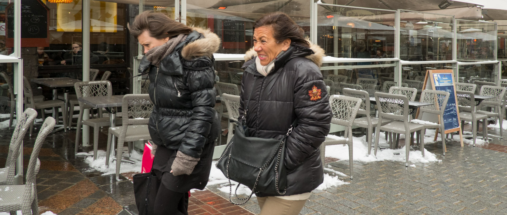 Femmes dans le blizzard, place Rihour, à Lille.