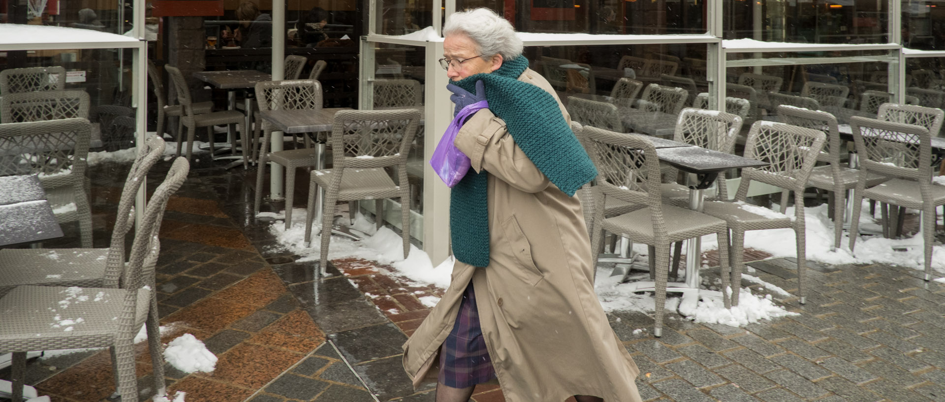 Vieille dame frigorifiée dans le blizzard, place Rihour, à Lille.