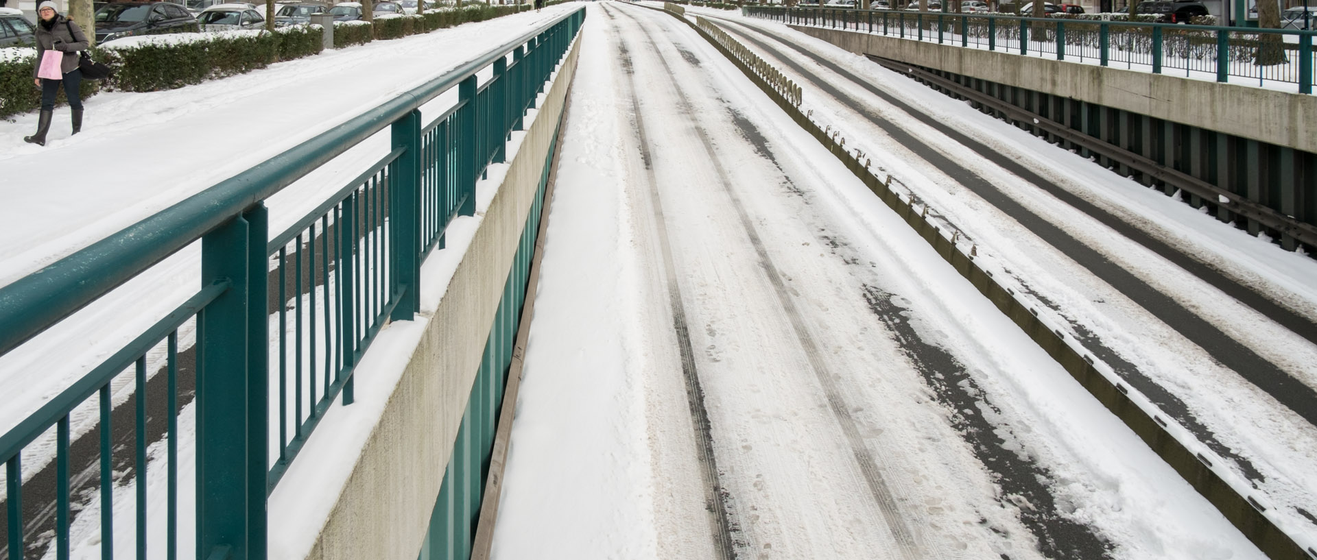 Le grand boulevard sous la neige, à La Madeleine.