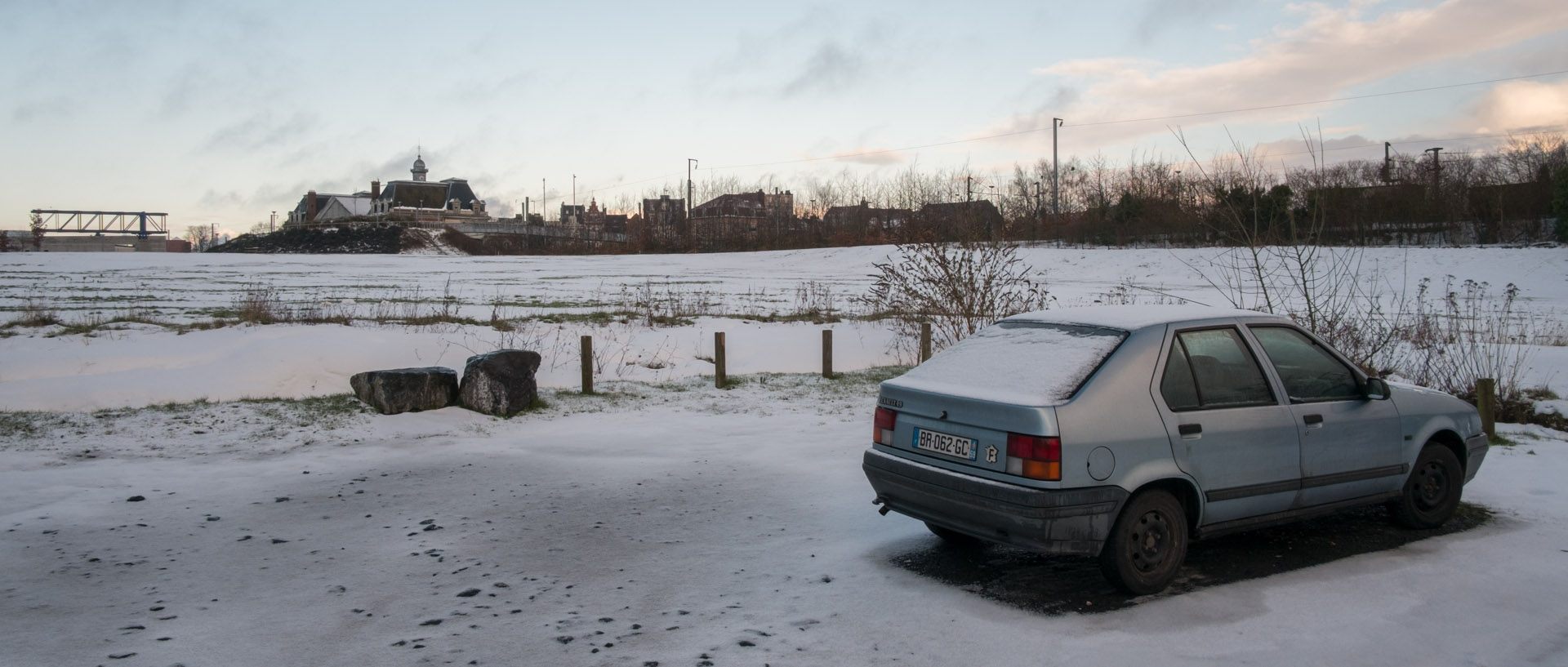 Parking sous la neige, rue de l'Ouest, à Roubaix.