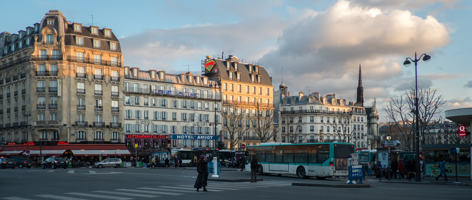 Immeubles dans le soleil couchant, boulevard de Strasbourg, à Paris.