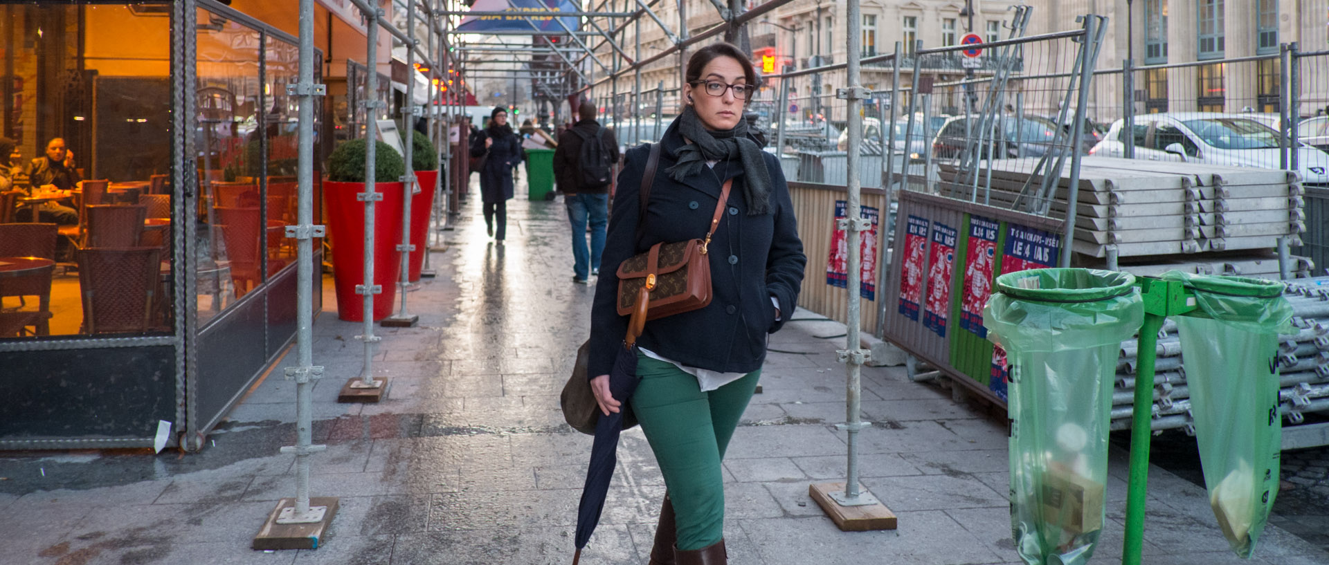 Femme marchant, rue de Dunkerque, à Paris.