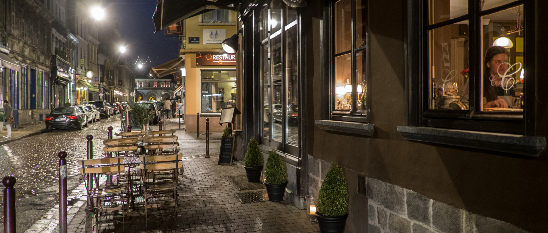 La rue de Gand, la nuit, dans le Vieux Lille.