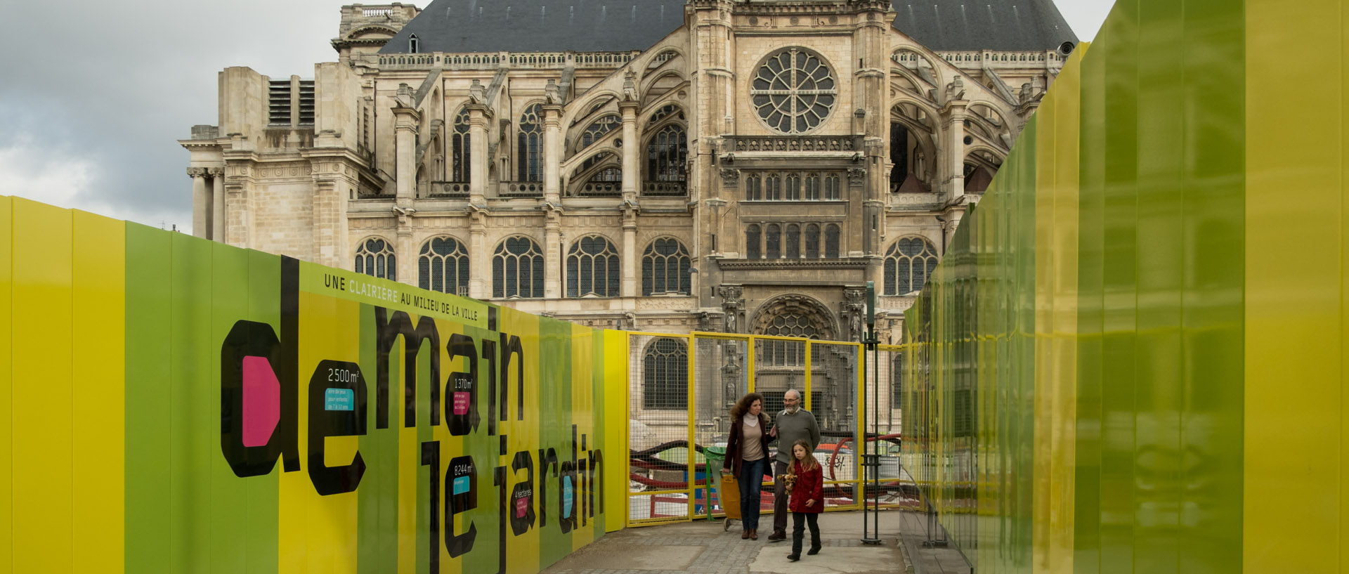 Le jardin des Halles en rénovation, devant l'église Saint-Eustache, à Paris.