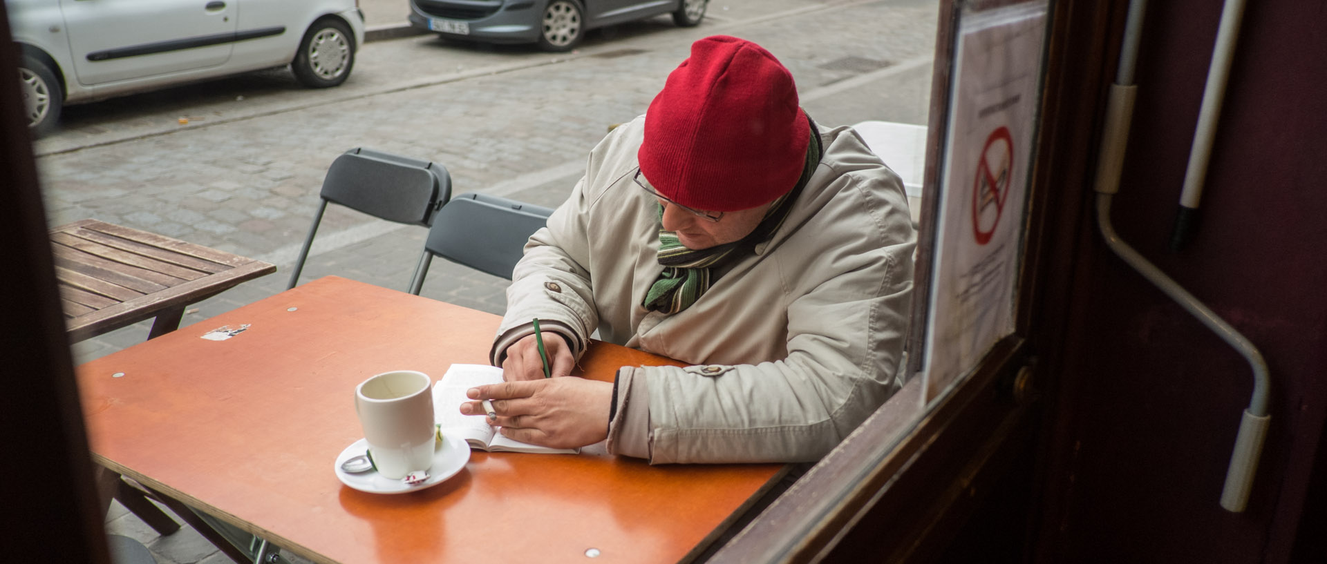 En terrasse, place de la Nouvelle Aventure, a Wazemmes, Lille.