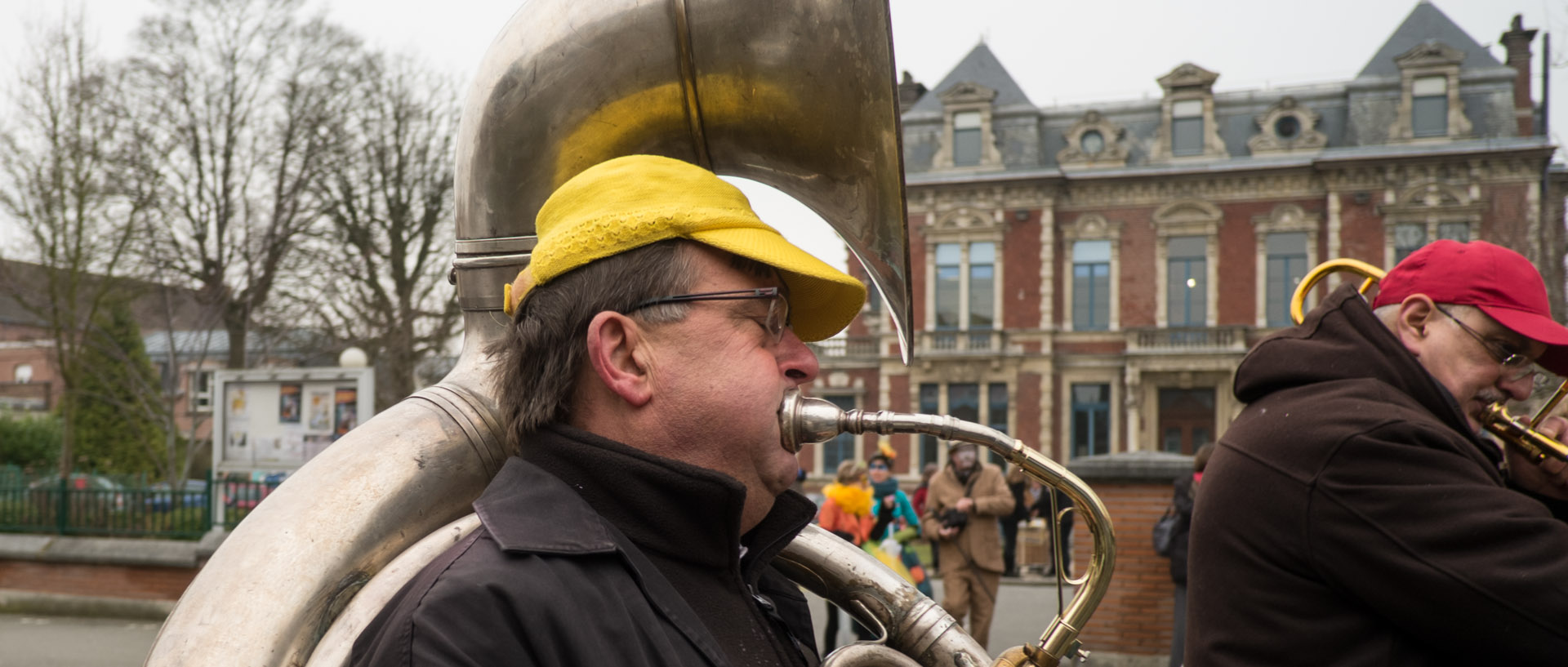 Tubiste dans le défilé de carnaval, rue Jean-Jaurès, à Croix.