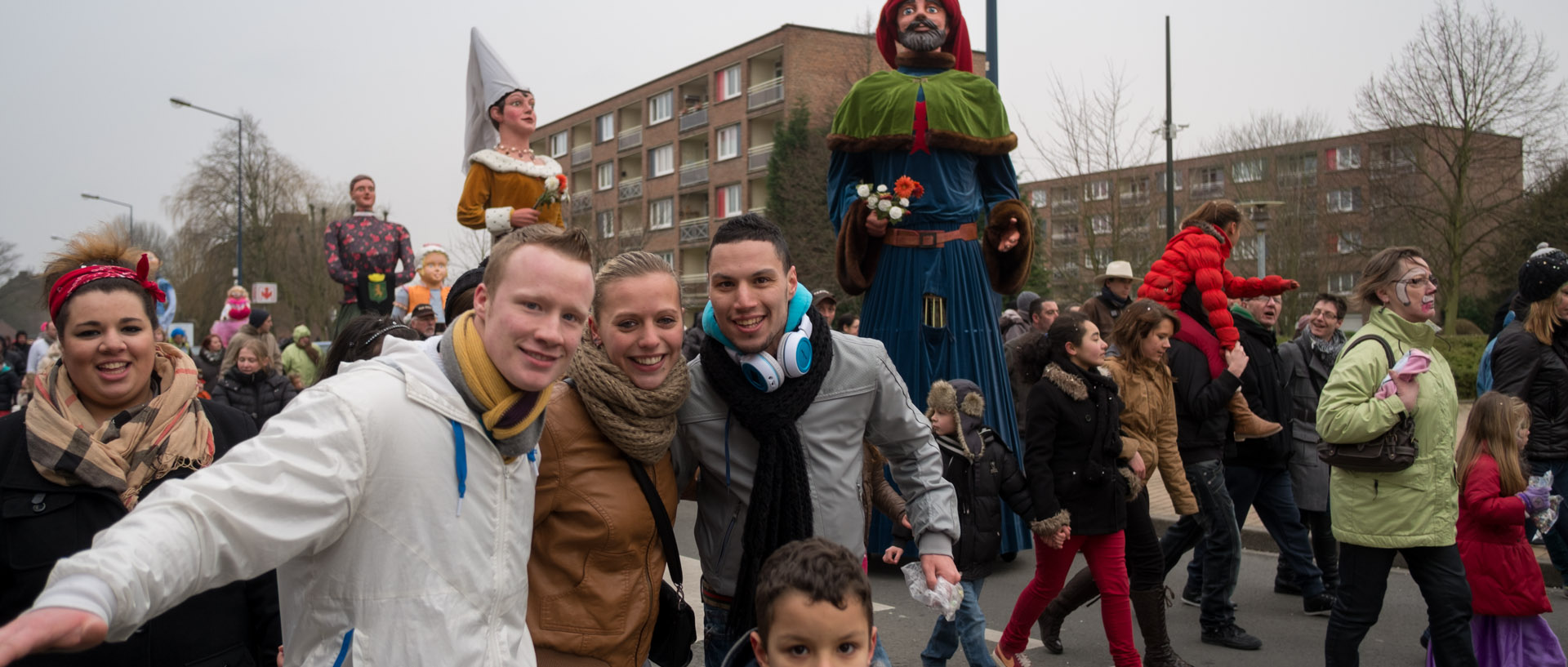 Jeunes dans le défilé de carnaval, rue Jean-Jaurès, à Croix.