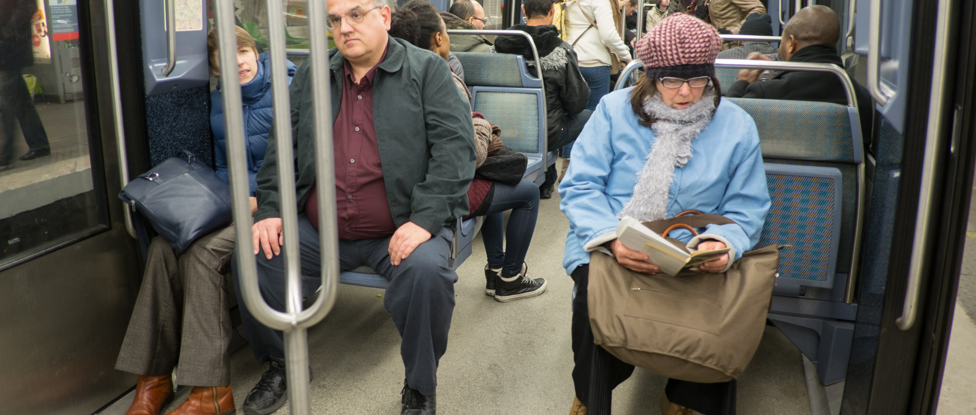 Passagers dans le métro parisien.