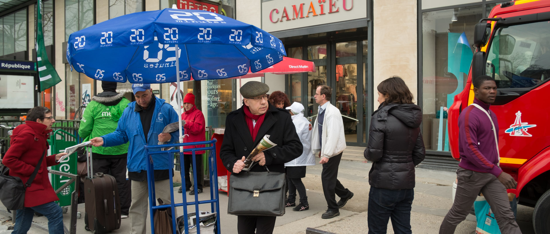 Distribution de journaux gratuits, place de la République, à Paris.