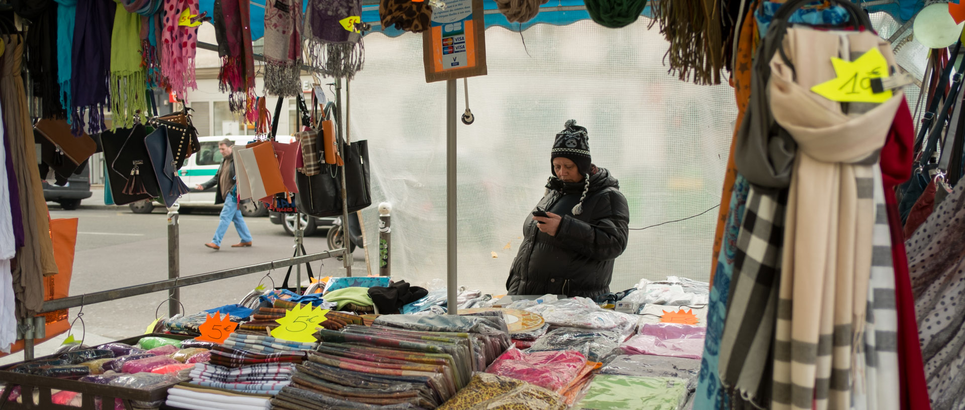 Marchande ambulante, rue du Havre, à Paris.