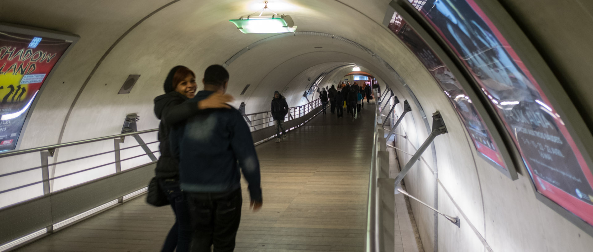 Couple dans un couloir du métro, à Paris.